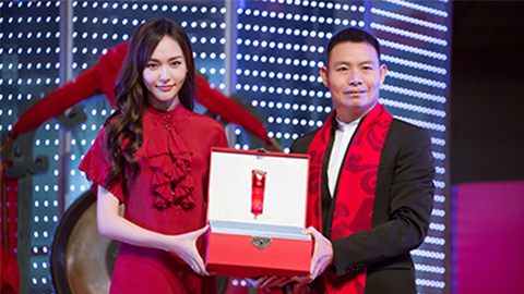 中国美正当红，尊龙手机版A股上市，引领新时代